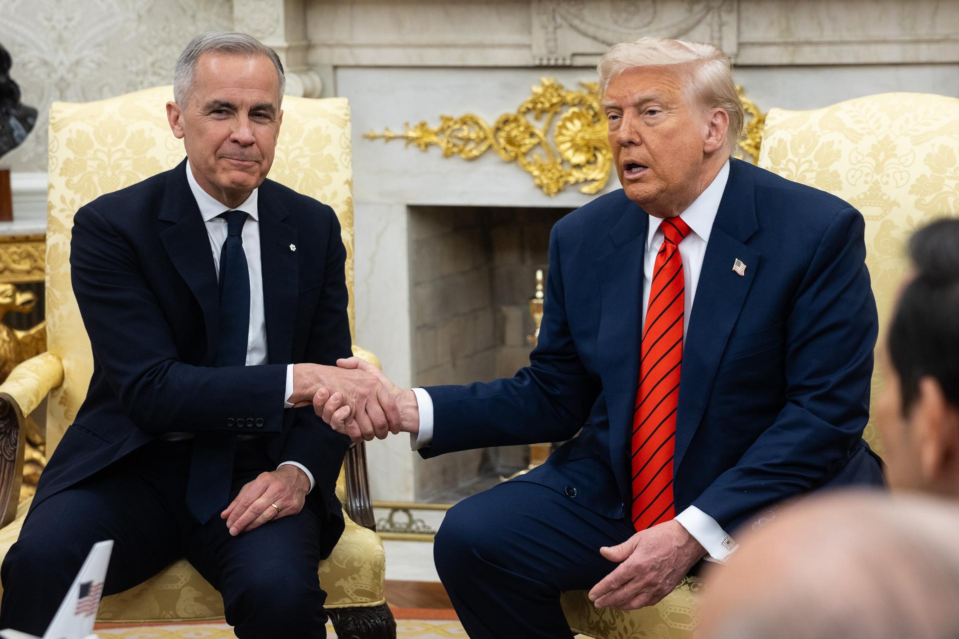 Imagen de archivo del presidente de EE. UU., Donald Trump, y el primer ministro de Canadá, Mark Carney. EFE/EPA/FRANCIS CHUNG / POOL