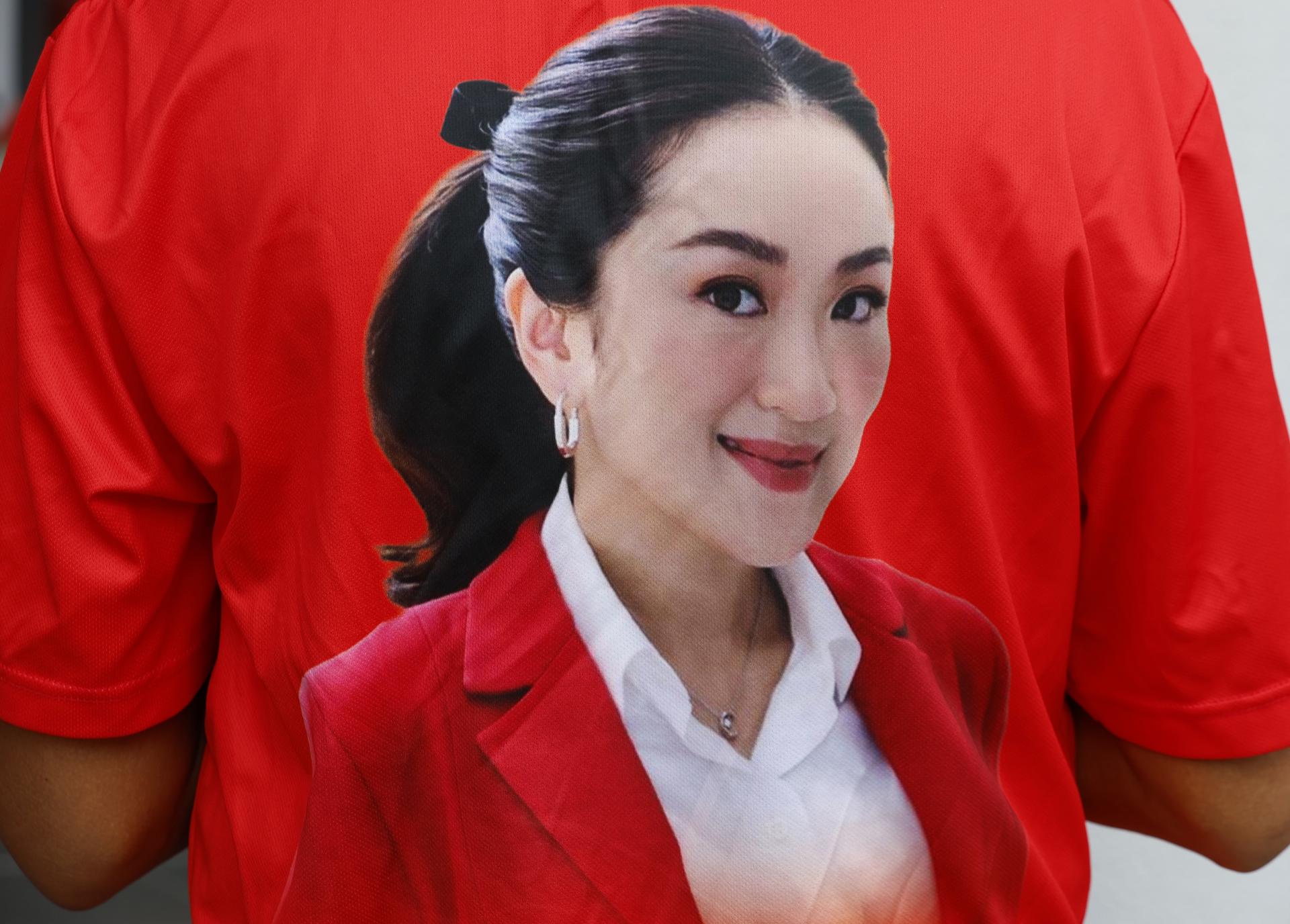 BANGKOK (Thailand), 27/06/2025.- A supporter of Thai Prime Minister Paetongtarn Shinawatra wears a t-shirt with her picture as they gather for a protest at the Pheu Thai Party's headquarters in Bangkok, Thailand,27 June 2025. Supporters of Prime Minister Paetongtarn rallied in her support amid increased calls for her resignation following the leak of an audio recording of her phone conversation with former Cambodian Premier Hun Sen regarding a border dispute between the two countries. (Protestas, Camboya, Tailandia) EFE/EPA/NARONG SANGNAK