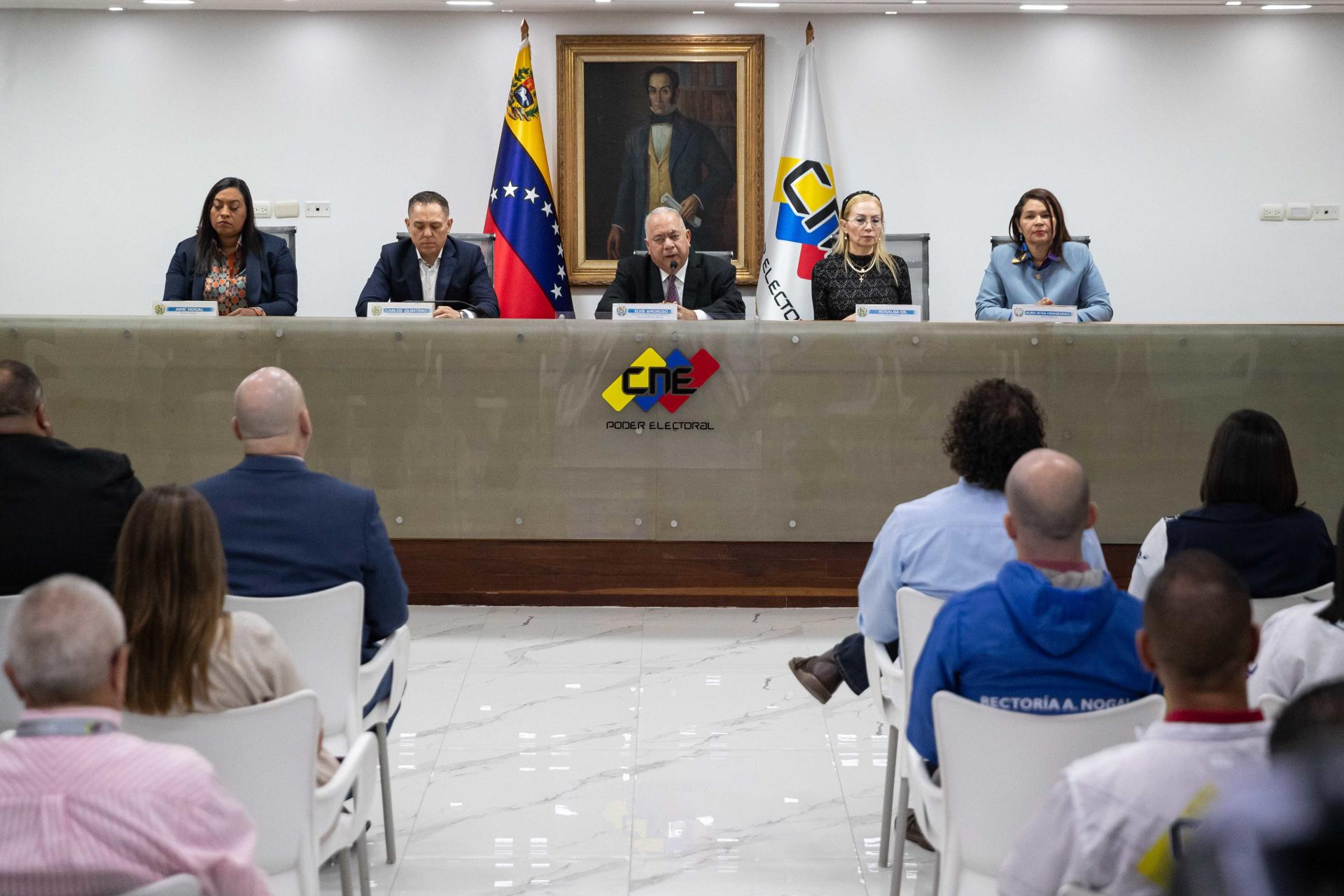 El presidente del Consejo Nacional Electoral (CNE), Elvis Amoroso (c), habla durante una rueda de prensa este miércoles, en Caracas (Venezuela). EFE/ Ronald Peña R