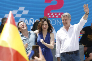 El líder del PP, Alberto Núñez Feijóo (i), acompañado por la presidenta de la Comunidad de Madrid, Isabel Díaz Ayuso, y el alcalde de Madrid, José Luis Martínez-Almeida (d), durante el acto organizado por el Partido Popular para celebrar para celebrar el ecuador de una legislatura en la que gobierna con mayoría absoluta tanto en la Comunidad como en la ciudad de Madrid. EFE/Juan Carlos Hidalgo