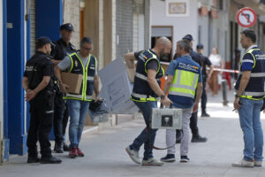 Efectivos de la Policía Nacional salen del inmueble donde este miércoles un hombre ha matado presuntamente a su mujer de 41 años y a su hijo de 2 años, en Algemesí (Valencia). EFE/Manuel Bruque