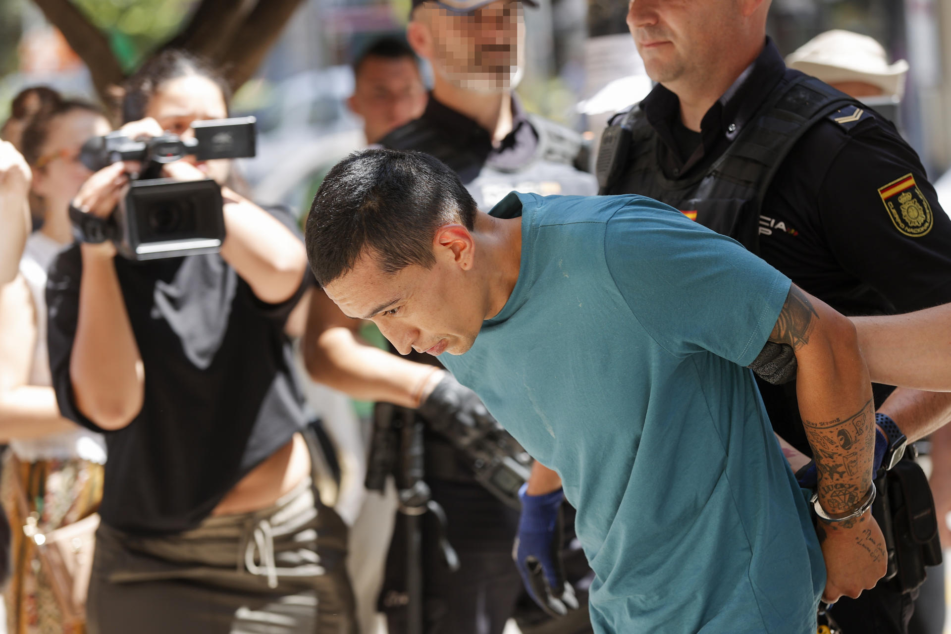 Efectivos de la Policía Nacional salen del inmueble donde este miércoles un hombre ha matado presuntamente a su mujer de 41 años y a su hijo de 2 años, en Algemesí (Valencia). EFE/Manuel Bruque