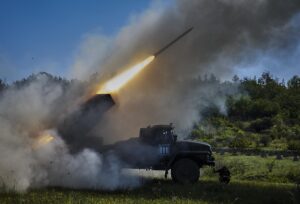 Una pieza de artillería ucraniana dispara un cohete múltiple autopropulsado hacia una posición rusa fronteriza en la región de Donetsk. EFE/EPA/Sergey Kozlov