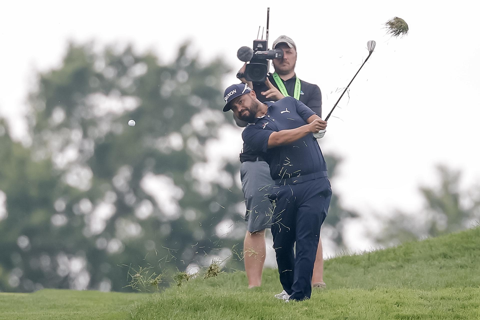 J.J. Spaun de EE. UU. golpea desde el rough en el primer hoyo durante la ronda final del torneo de golf US Open 2025. EFE/EPA/ERIK S. LESSER
```
