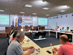 La consejera de Desarrollo Rural, María Jesús Susinos, ha informado este viernes, antes de participar en la reunión de la mesa del lobo, de que en la comunidad autónoma ya se han extraído 16 ejemplares, mientras que otros cinco animales han fallecido por accidente o enfermedad, y también computan en las 41 extracciones que se contemplan en el plan de gestión de esta especie. EFE / Kike Serrano Mirones