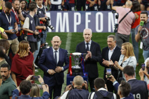 El presidente de la Real Federación Española de Fútbol (RFEF), Rafael Louzán, espera con el trofeo de campeón de segunda división, tras el ascenso del Levante después del partido correspondiente a la última jornada de la Liga Hypermotion que han disputado Levante y Eibar, este domingo en el estadio Ciutat de Valencia.- EFE/ Ana Escobar