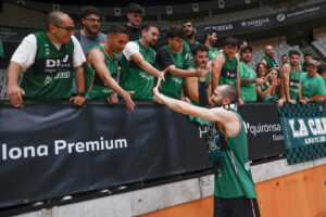 El escolta del Joventut de Badalona Pau Ribas saluda a sus aficionados al término del segundo partido de la eliminatoria de los cuartos de final de la Liga Endesa disputado esta tarde en el Pabellón Olímpico de Badalona entre el Joventut y La Laguna Tenerife y que supone su último partido tras el anuncio de su retirada. EFE / Quique García.