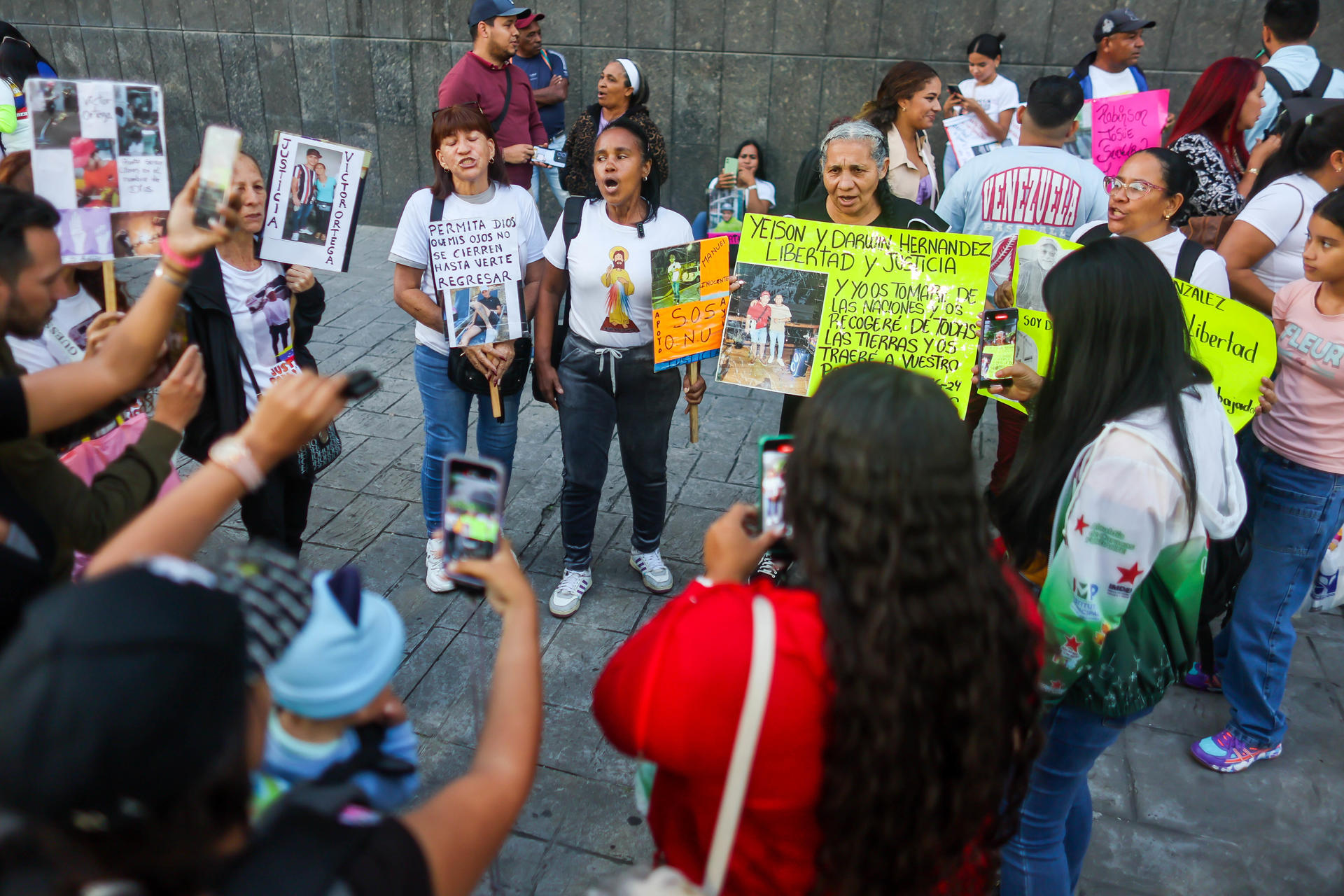 Personas participan en una manifestación para pedir la liberación de los más de 250 venezolanos detenidos en El Salvador, donde llegaron luego de que Estados Unidos los deportara en marzo pasado, este miércoles frente a la sede de la ONU en Caracas (Venezuela). EFE/ Miguel Gutiérrez