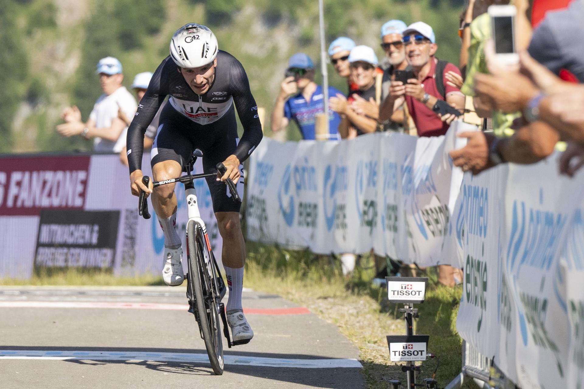 El portugués Joao Almeida (UAE Team Emirates) en la última etapa de la Vuelta a Suiza, una contrarreloj de 10 kilómetros entre Beckenried y Stockhutt, Suiza. EFE/EPA/URS FLUEELER