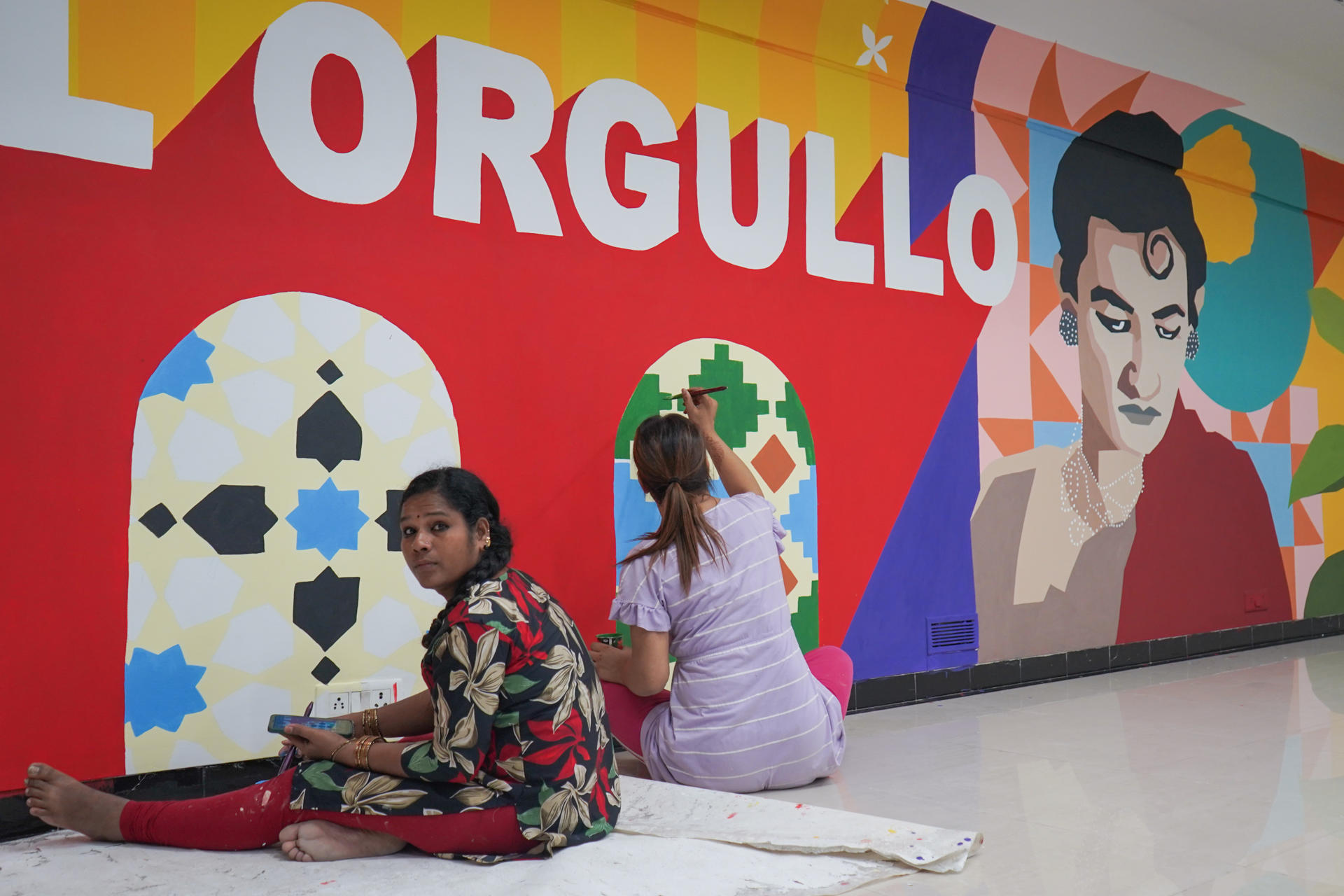 El colectivo Aravani Art Project pinta su mural en el Instituto Cervantes de Nueva Delhi con el apoyo de Isabel Pérez Gálvez, la gestora cultural del centro, y Alfonso Herrero Corral, Consejero Cultural de la Embajada de España en India. EFE/Luci Goñi