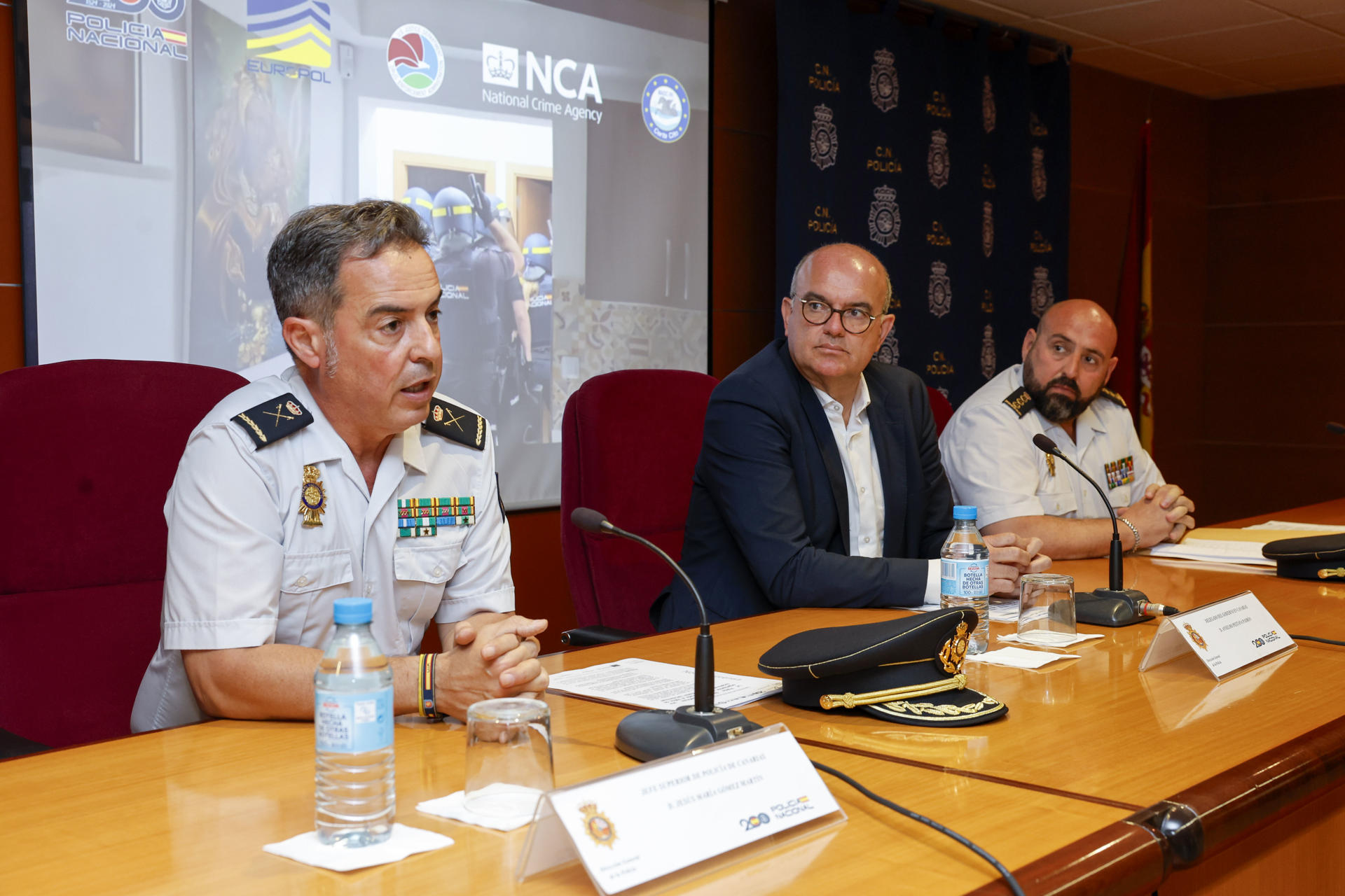 La Policía Nacional ha detenido en Canarias a 47 ciudadanos españoles y uno británico al desarticular una de las mayores redes de traficantes de cocaína procedente de Colombia y Brasil, que operaba con 'narcolanchas' y a la que se ha incautado 3.800 kilos y se espera intervenir más. El delegado del Gobierno en Canarias, Anselmo Pestana (c); el jefe superior de Policía en las islas, Jesús María Gómez Martín (i); y el jefe de la Brigada Central de Estupefacientes (UDYCO), Antonio Martínez Duarte (d), han informado este viernes de la operación, denominada 'Sombra negra', dirigida por el Juzgado Central de Instrucción número 3 y la Fiscalía Especial Antidroga de la Audiencia Nacional. EFE/ Elvira Urquijo A.