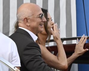 El fundador de Amazon, Jeff Bezos, y la expresentadora Lauren Sánchez en Venecia el 26 de junio de 2025. EFE/EPA/DANIEL DAL ZENNARO