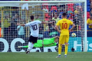 l delantero alemán Luca Waldschmidt (i) anota un penalty para el empate 2-2 al portero de Rumanía, Ionut Radu, en foto de archivo de Renato Olimpio. EFE