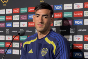 El jugador de Boca Juniors Lautaro Di Lollo habla durante una rueda de prensa en el Mundial de Clubes. EFE/Andrea Montolivo