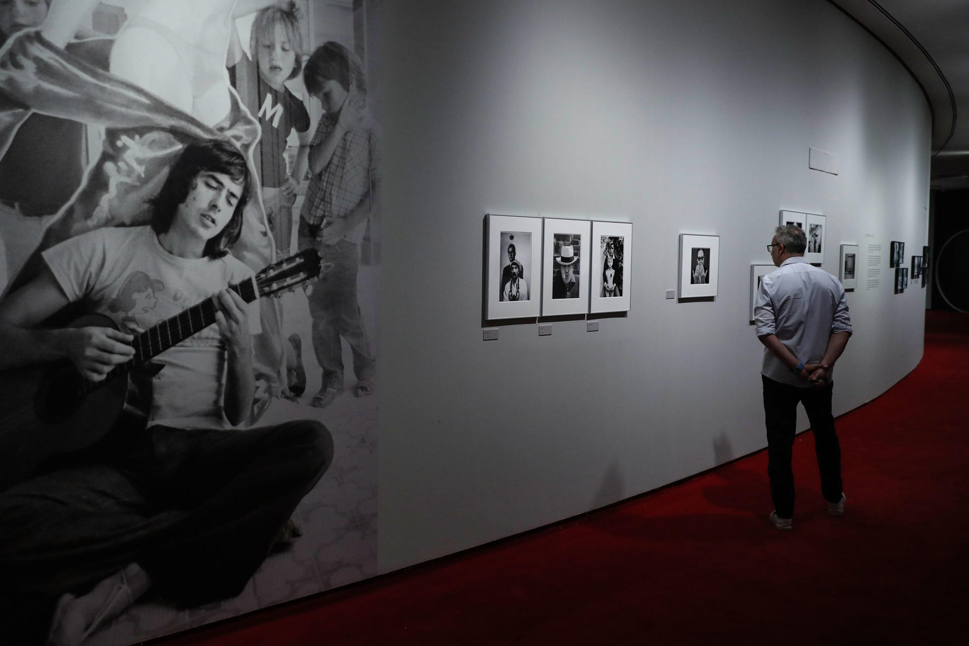 El Centro Niemeyer de Avilés inauguró este miércoles una exposición de la fotógrafa catalana Colita que repasa más de cuarenta años su relación con el arte, bajo el comisariado del director y heredero del Archivo Colita Fotografía, Francesc Polop. EFE/ J.L.Cereijido.