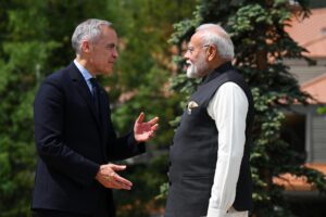 El primer ministro de Canadá, Mark Carney (i), saluda al primer ministro de la India, Narendra Modi, durante la Cumbre de Líderes del G7 en Kananaskis, Alberta, Canadá, 17 de junio de 2025. EFE/LUKAS COCH