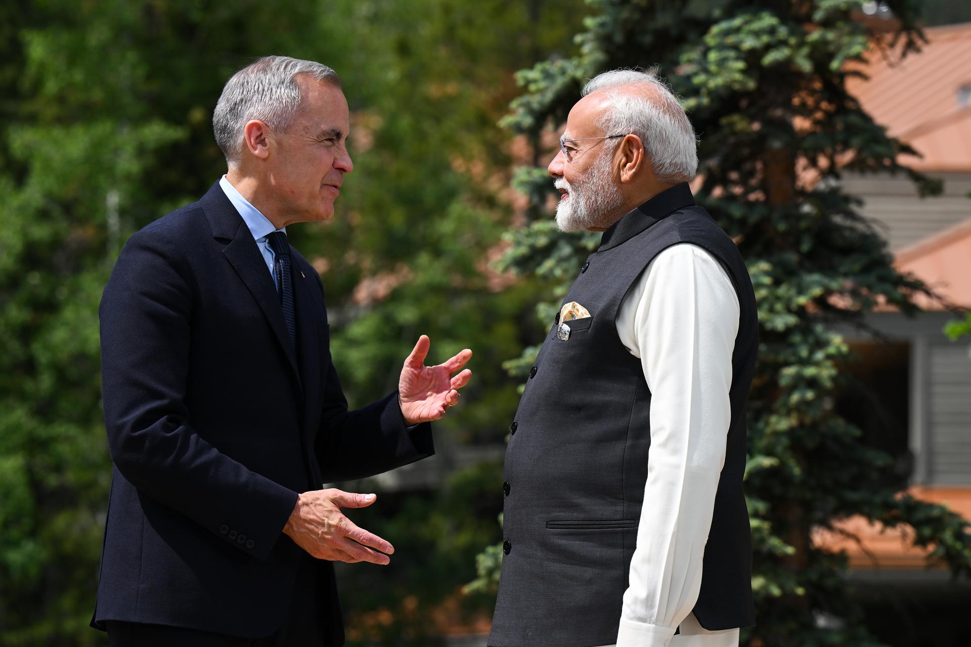 El primer ministro de Canadá, Mark Carney (i), saluda al primer ministro de la India, Narendra Modi, durante la Cumbre de Líderes del G7 en Kananaskis, Alberta, Canadá, 17 de junio de 2025. EFE/LUKAS COCH