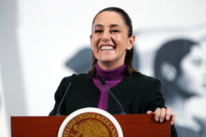 La presidenta de México Claudia Sheinbaum, habla durante una rueda de prensa matutina este lunes, en Palacio Nacional de la Ciudad de México (México). EFE/Mario Guzmán