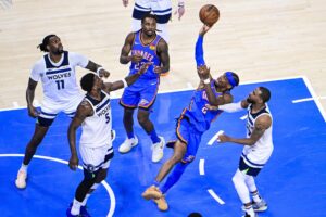 Fotografía de archivo del 29/05/2025 del jugador de los Oklahoma City Thunder Shai Gilgeous-Alexander (2d) al lanzar un balón ante los Minnesota Timberwolves. EFE/GERALD LEONG
