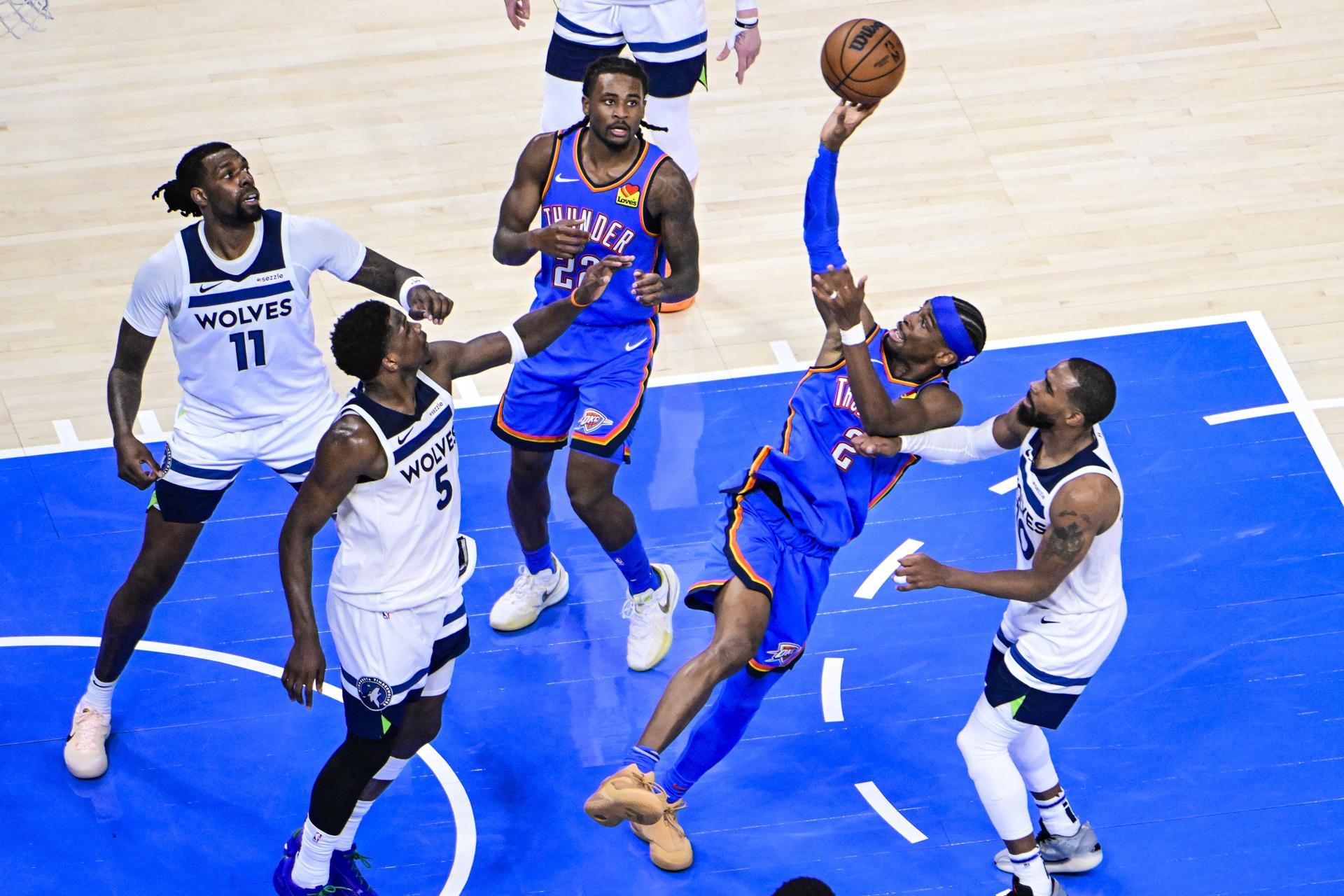 Fotografía de archivo del 29/05/2025 del jugador de los Oklahoma City Thunder Shai Gilgeous-Alexander (2d) al lanzar un balón ante los Minnesota Timberwolves. EFE/GERALD LEONG
