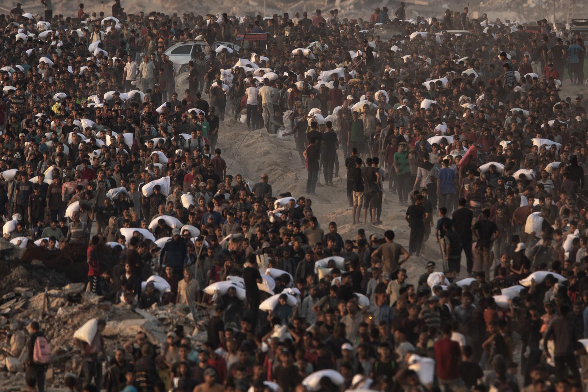 Palestinos desplazados cargan sacos de harina a lo largo de la calle Rashid en el oeste de Jabalia, 17 de junio de 2025. EFE/EPA/HAITHAM IMAD
//////////
Jabalia (---), 17/06/2025.- Displaced Palestinians carry bags of flour along Rashid Street in western Jabalia, 17 June 2025, after humanitarian aid trucks entered the northern Gaza Strip through the Israeli-controlled Zikim crossing, northwest of Gaza City. EFE/EPA/HAITHAM IMAD