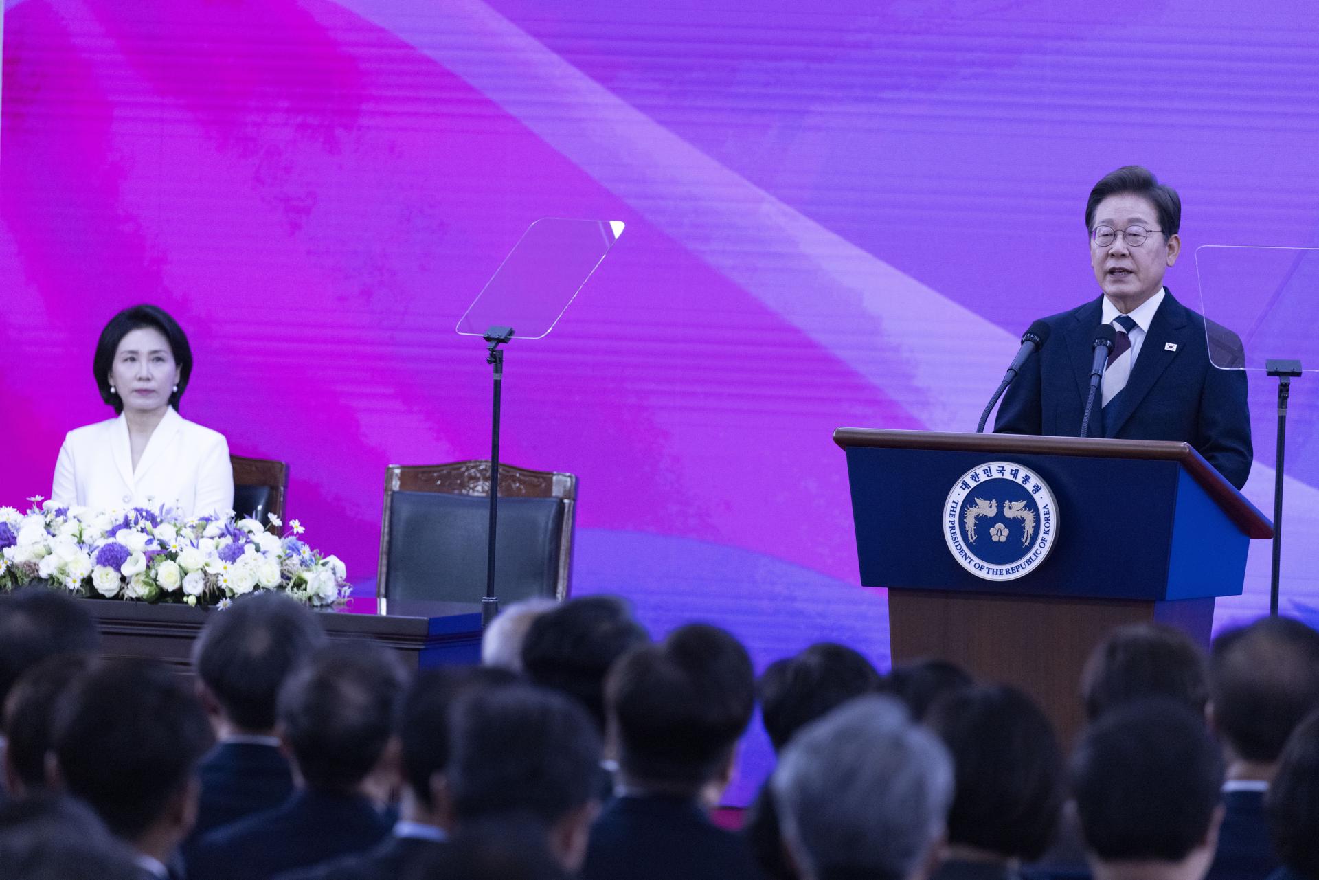 El nuevo presidente de Corea del Sur, Lee Jae-myung (d), al leer un discurso este miércoles, 4 de junio, durante su ceremonia de investidura, en el Salón Rotonda de la Asamblea Nacional, en Seúl (Corea del Sur). EFE/Jeon Heon-Kyun/Pool