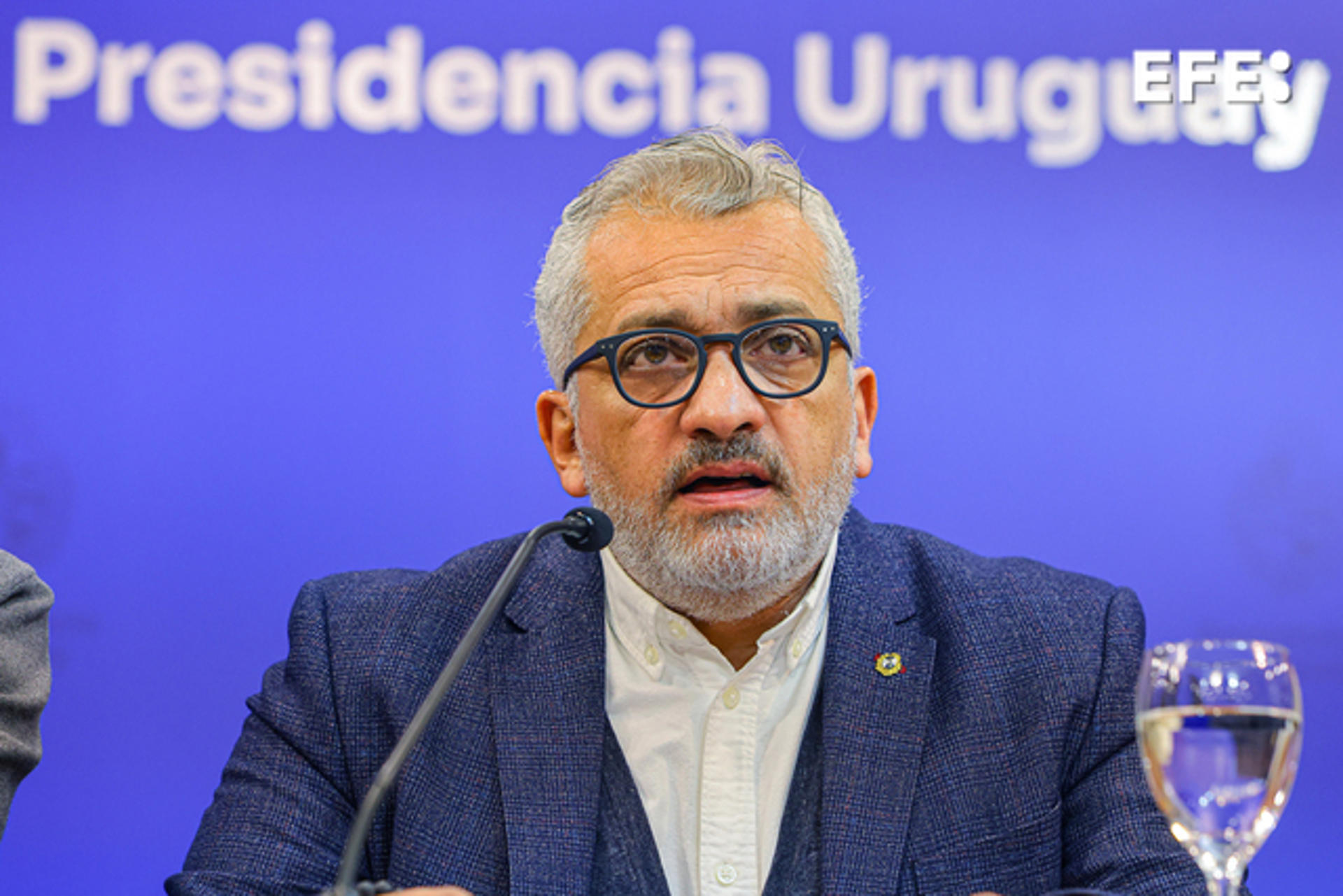 El director del Sistema Nacional de Emergencia de Uruguay, Leandro Palomeque, fue captado este lunes, 23 de junio, durante una rueda de prensa, en Montevideo (Uruguay). EFE/Gastón Britos