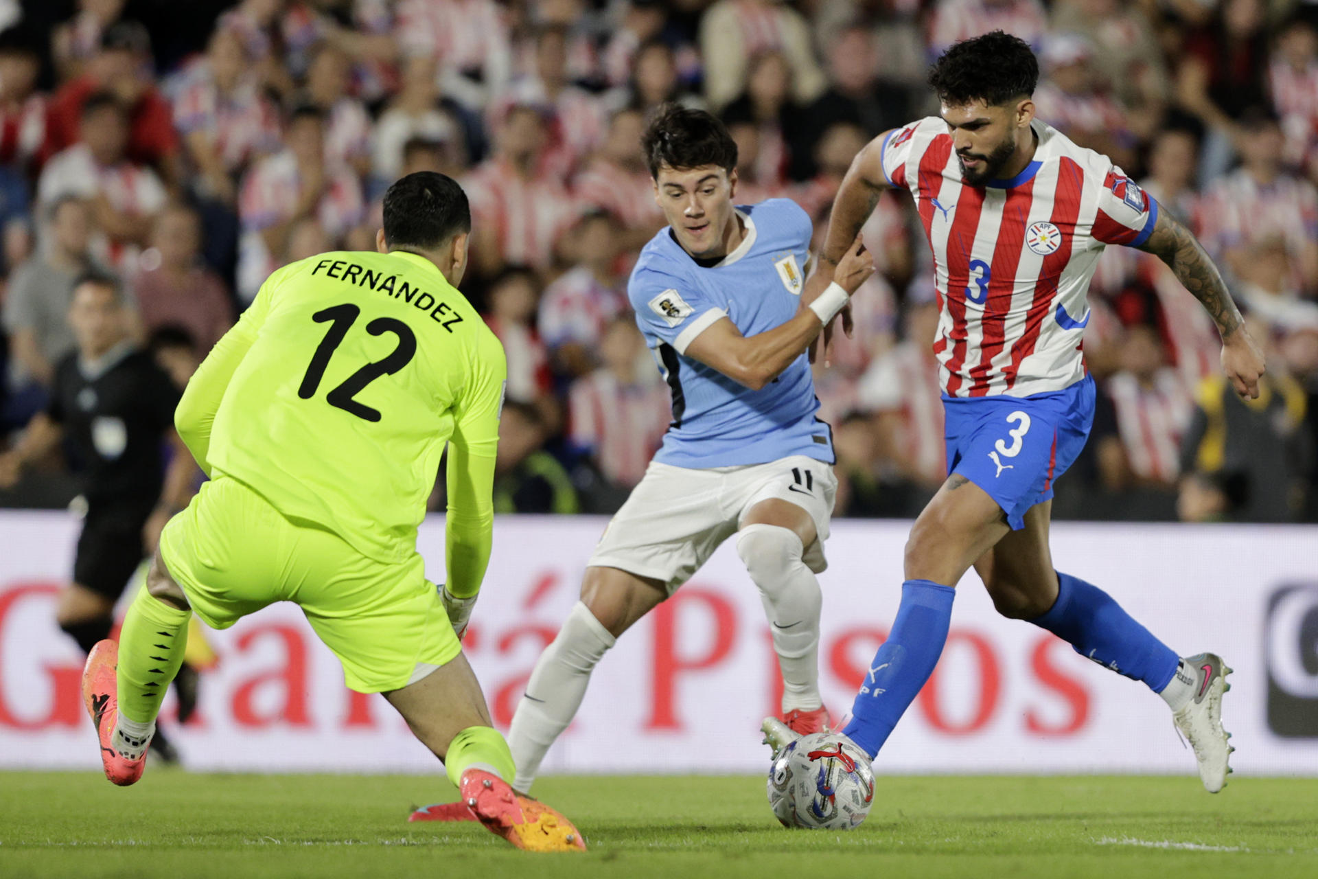 El guardameta Roberto Fernández (i) y el defensor Omar Alderete (d) garantizan la solidez de la defensa paraguaya en el partido que ganaron este jueves en Asunción por 2-0 a Uruguay en la decimoquinta fecha de las eliminatorias. EFE/ Juan Pablo Pino
