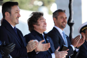 Fotografía cedida por la Presidencia de Argentina del presidente argentino, Javier Milei (c), participando en el acto con ocasión del Día de la Bandera, este viernes en Buenos Aires (Argentina). EFE/Presidencia de Argentina