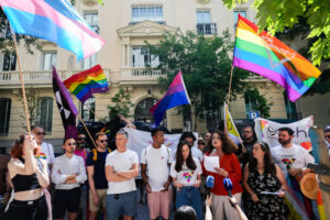 La actriz, política y activista transexual y por los derechos LGTB Carla Antonelli (2d) lee un manifiesto durante la concentración por el Orgullo 'We are here: más democracia, más orgullo, más Europa' frente a la Embajada de Hungría en Madrid. EFE/Borja Sanchez Trillo