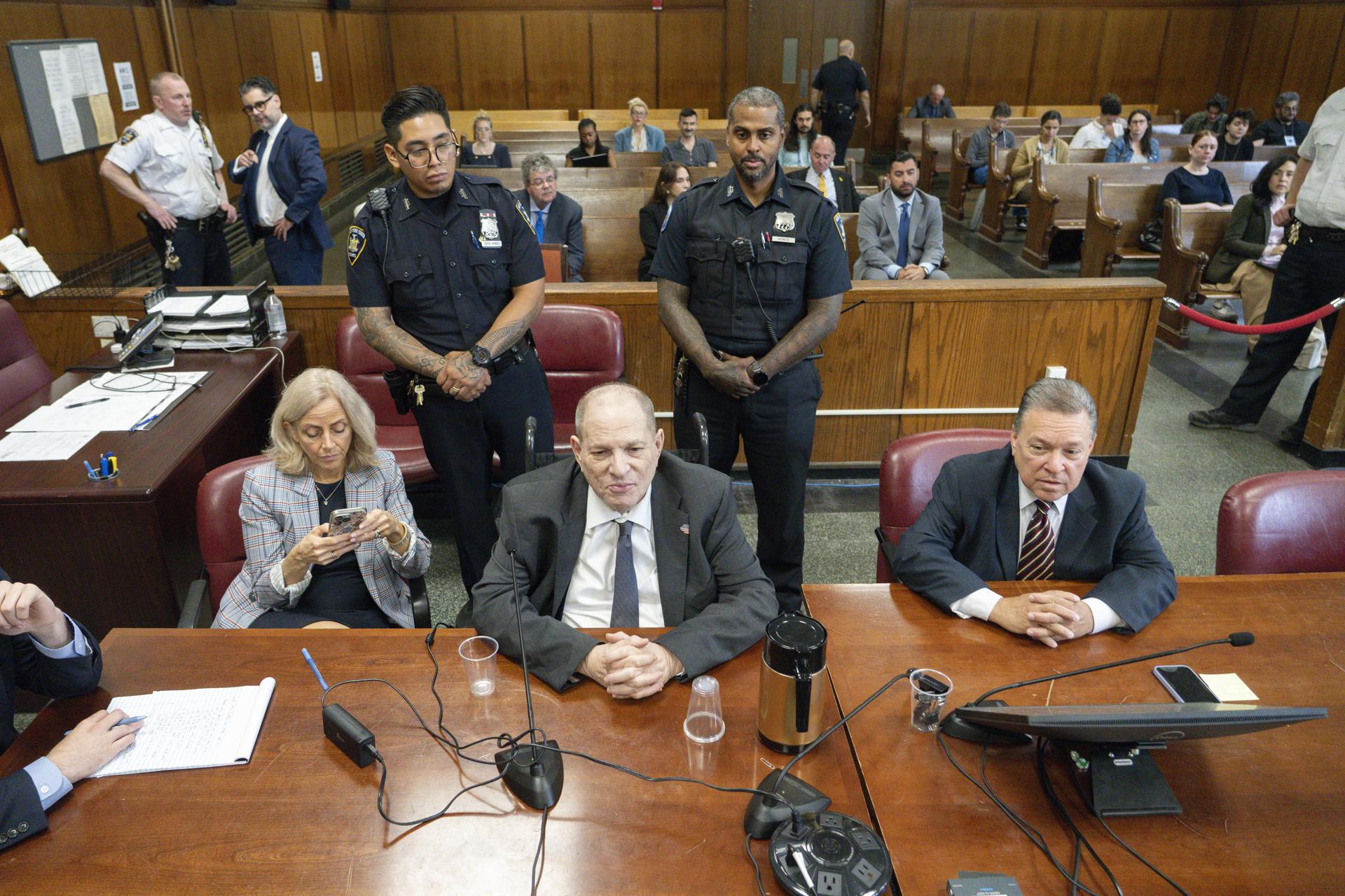 El exproductor de cine estadounidense Harvey Weinstein comparece ante el tribunal para su nuevo juicio en el Tribunal Penal de Manhattan en Nueva York, EE.UU. EFE/CHARLY TRIBALLEAU