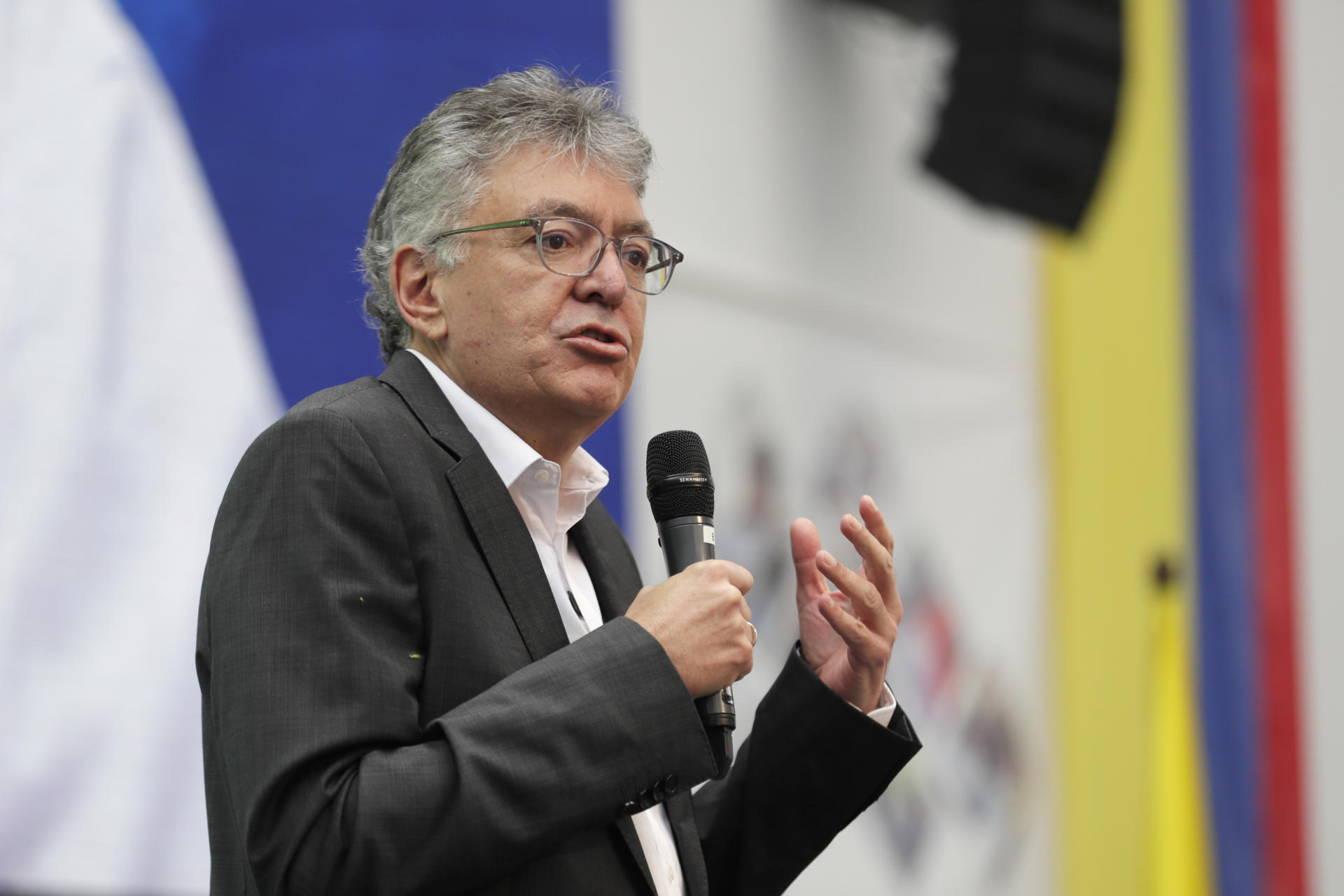 El economista y político colombiano Mauricio Cárdenas Santamaría habla durante la inscripción de su candidatura a la presidencia de Colombia por el Movimiento Avanza Colombia este jueves, en la Registraduría Nacional en Bogotá (Colombia). EFE/Carlos Ortega