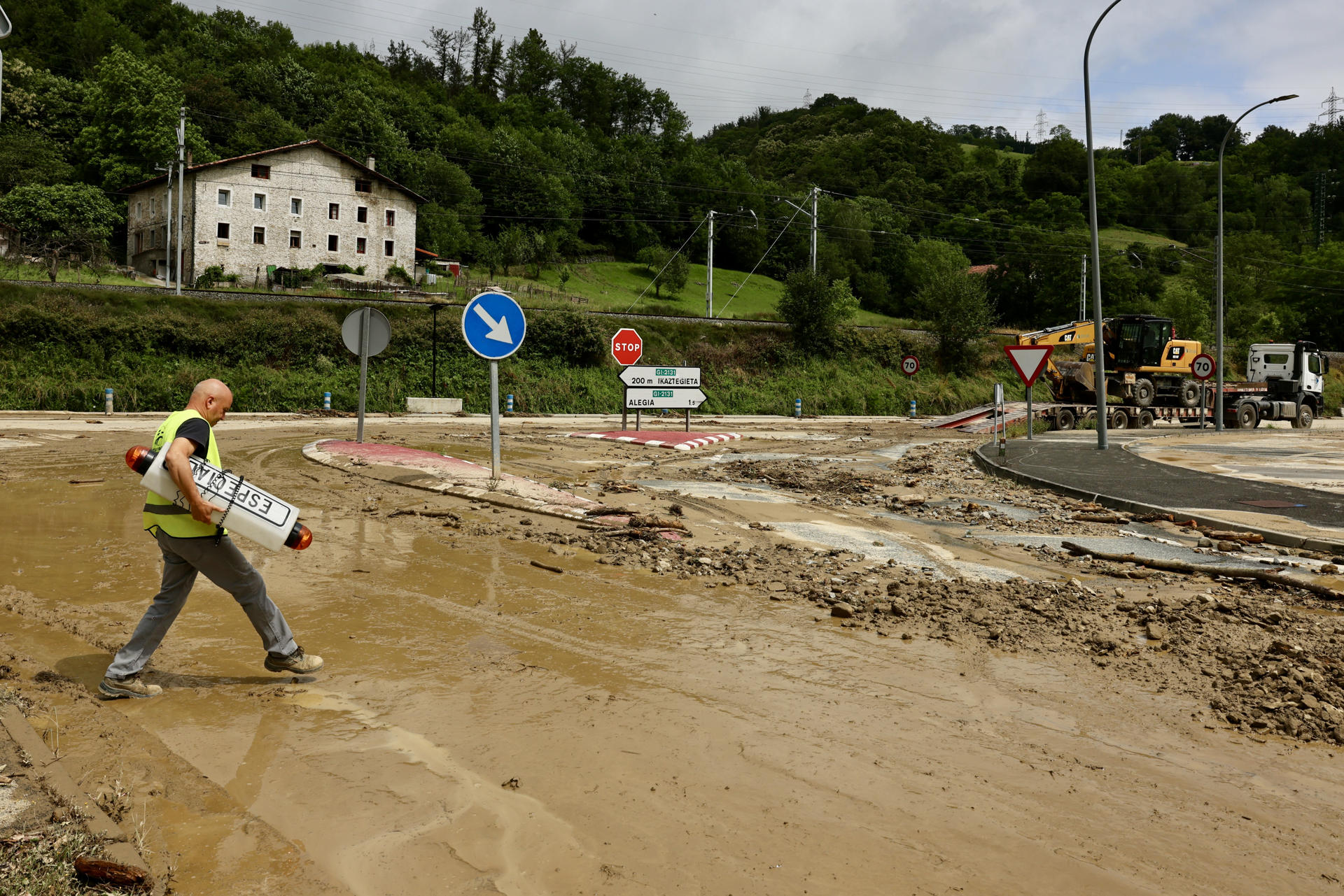 Vista este sábado, de los daños provocados por las intensas lluvias de esta madrugada en el pueblo guipuzcoano de Alegi, uno de los más perjudicados. EFE/ Javi Colmenero