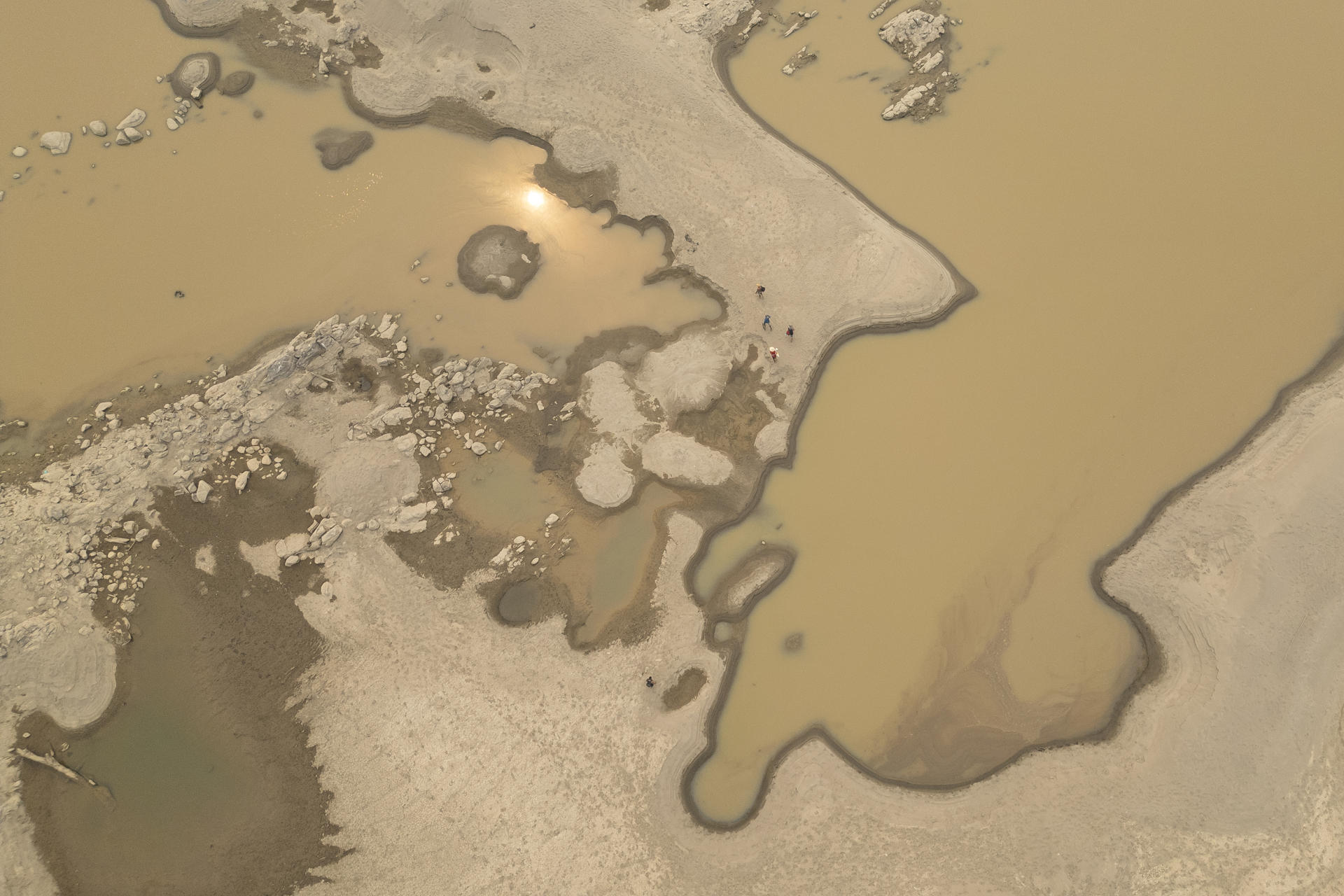 Fotografía aérea de archivo del 10 de septiembre de 2024 de pescadores caminando sobre un banco de arena formado por el bajo cauce del río Madeira en Porto Velho (Brasil). EFE/ Isaac Fontana ARCHIVO