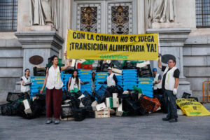 Fotografía facilitada por Greenpeace de la "protesta pacífica" que han llevado a cabo este jueves frente al Ministerio de Agricultura, Pesca y Alimentación. EFE