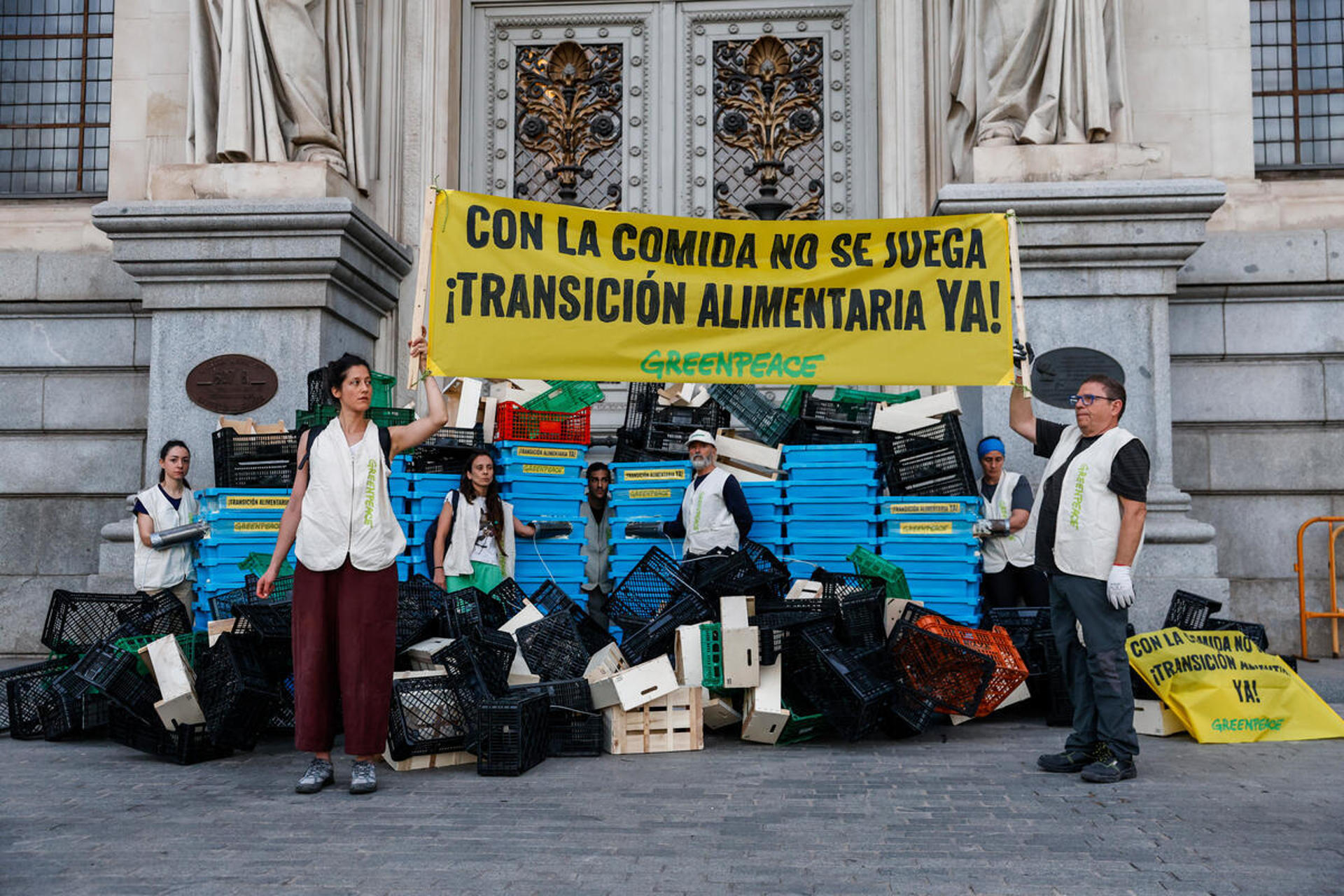 Fotografía facilitada por Greenpeace de la "protesta pacífica" que han llevado a cabo este jueves frente al Ministerio de Agricultura, Pesca y Alimentación. EFE