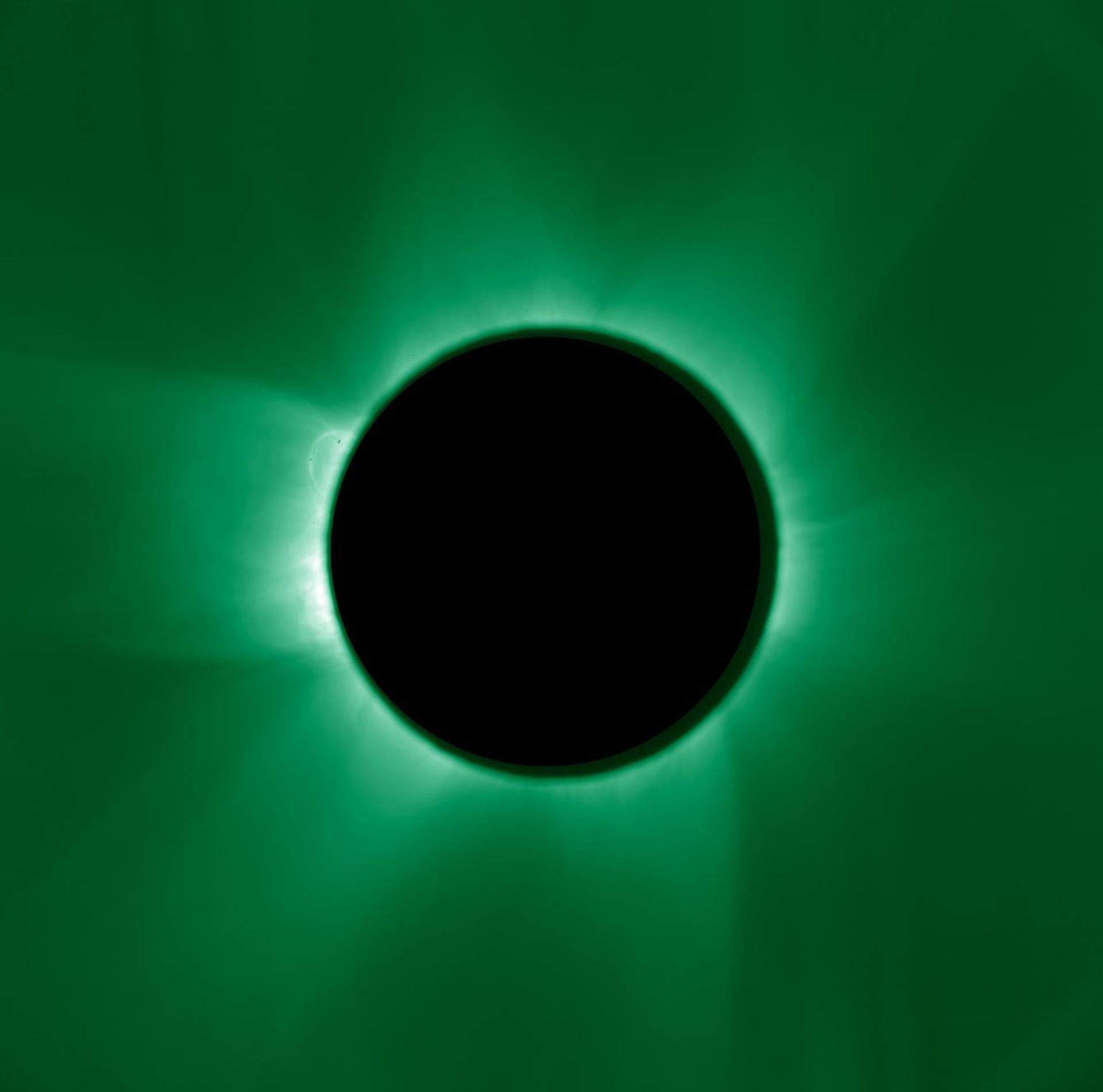 Esta imagen muestra observaciones en la línea verde coronal, una línea espectral emitida por átomos de hierro que han perdido la mitad de sus electrones debido a temperaturas extremadamente altas. Esto nos permite ver los contenidos más calientes de la corona, que alcanzan hasta 2 millones de grados. En la parte superior izquierda se puede ver un bucle caliente que se extiende desde la superficie del Sol hasta la corona, una estructura que suele aparecer tras una erupción solar. Crédito: ESA/Proba-3/ASPIICS Licencia: CC BY-SA 3.0 IGO o licencia estándar de la ESA