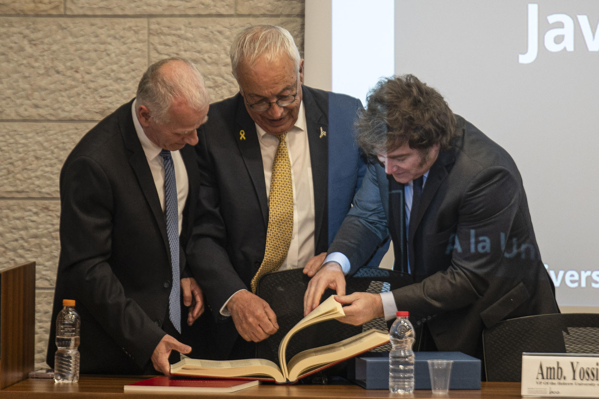 El presidente de la Universidad Hebrea de Jerusalén, Asher Cohen (i), y el vicepresidente, Yossi Gal (c), regalan una biblia al presidente argentino, Javier Milei (d), en el marco de su visita a la institución, este jueves, la última jornada de su visita oficial de tres días al país. EFE/ Magda Gibelli