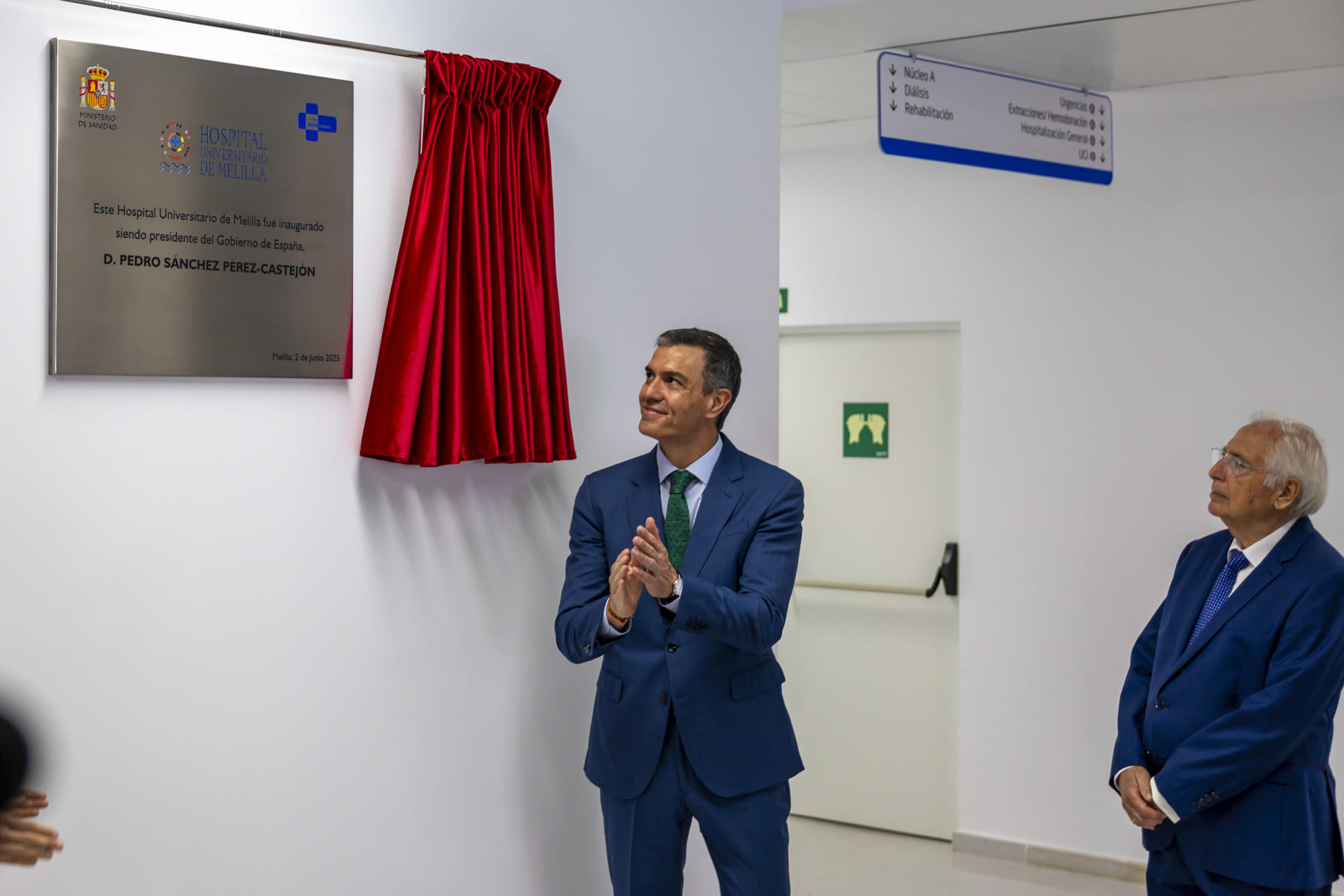 El presidente del Gobierno, Pedro Sánchez, descubre una placa ante el presidente de Melilla, Juan José Imbroda (d) durante el acto de inauguración del Hospital Universitario de Melilla, este lunes. EFE/ Jose Manuel Giner Gutierrez