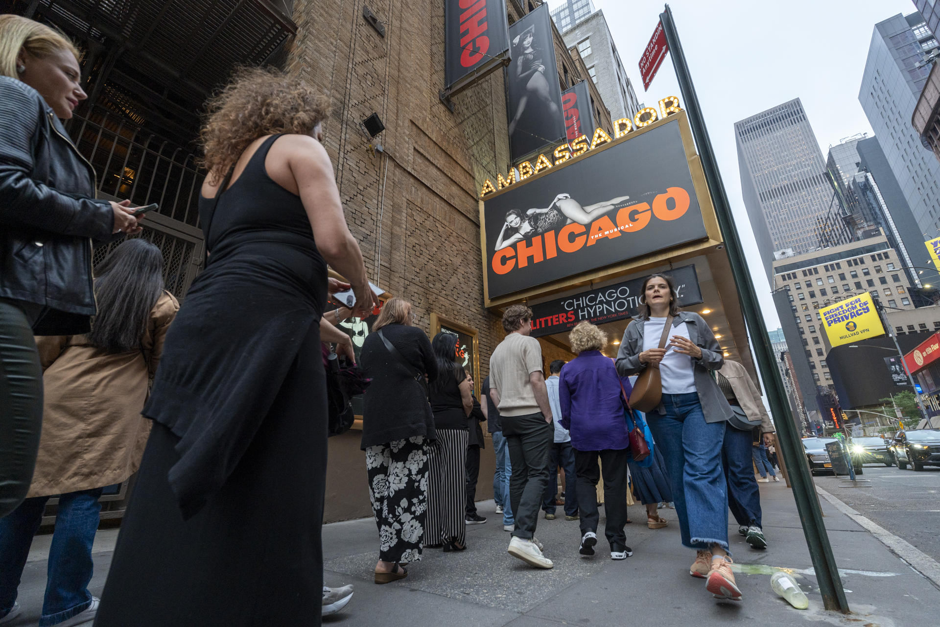 Fotografía del 30 de mayo de 2025 de personas esperando para entrar a la función del musical 'Chicago' en el teatro Ambassador, en Nueva York (EE.UU.). EFE/ Ángel Colmenares