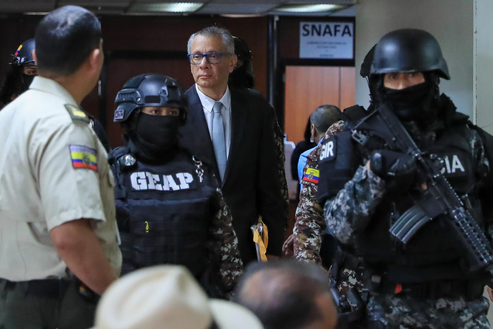 El exvicepresidente Jorge Glas (c) llega este martes, a la Corte Nacional de Justicia (CNJ) en Quito (Ecuador). EFE/ José Jácome
