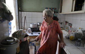 Teresa García, una mujer cubana de 94 años, prepara la comida en su casa en Pinar del Río (Cuba). EFE/ Ernesto Mastrascusa