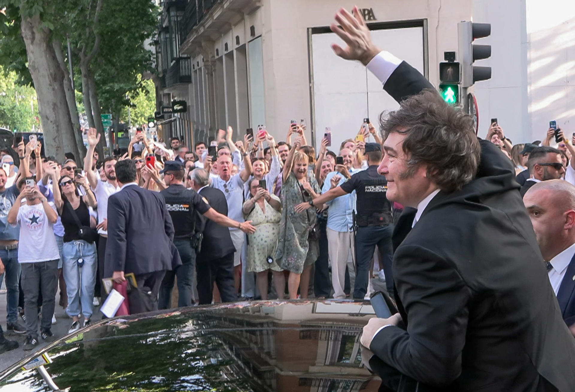 El presidente de Argentina, Javier Milei, a su salida del acto de la asociación El Club de los Viernes en el que ha sido galardonado con un premio, este viernes en Madrid. EFE/ EFETV