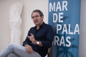 El escritor colombiano Juan Gabriel Vásquez habla en la primera edición del Festival Mar de Palabras durante una entrevista con EFE este domingo, en Santo Domingo (República Dominicana). EFE/Orlando Barría