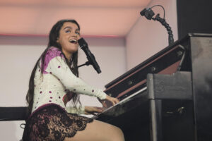 La cantante Amaia actúa en el escenario del Festival Primavera Sound en Barcelona. EFE/Alejandro García