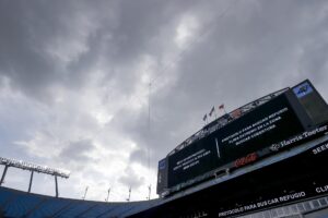 El encuentro de los octavos de final del Mundial de Clubes entre el Benfica y el Chelsea fue interrumpido a cinco minutos del final por amenaza de tormenta sobre el estadio Bank of America Stadium de Charlotte. EFE/EPA/BRIAN WESTERHOLT