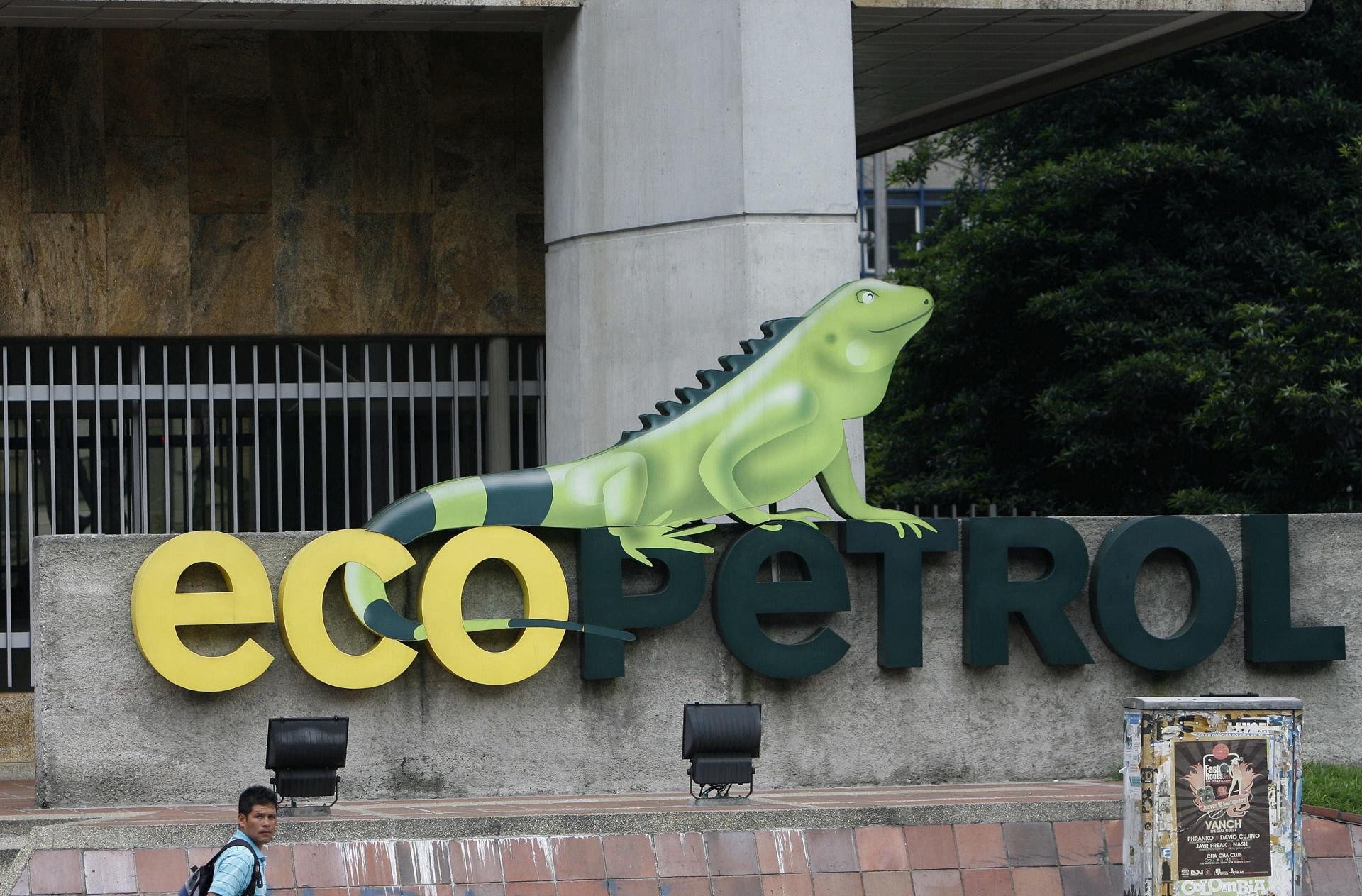 Vista del logo de la petrolera estatal colombiana Ecopetrol en la fachada de su edificio sede en Bogotá (Colombia). EFE/Guillermo Legaria