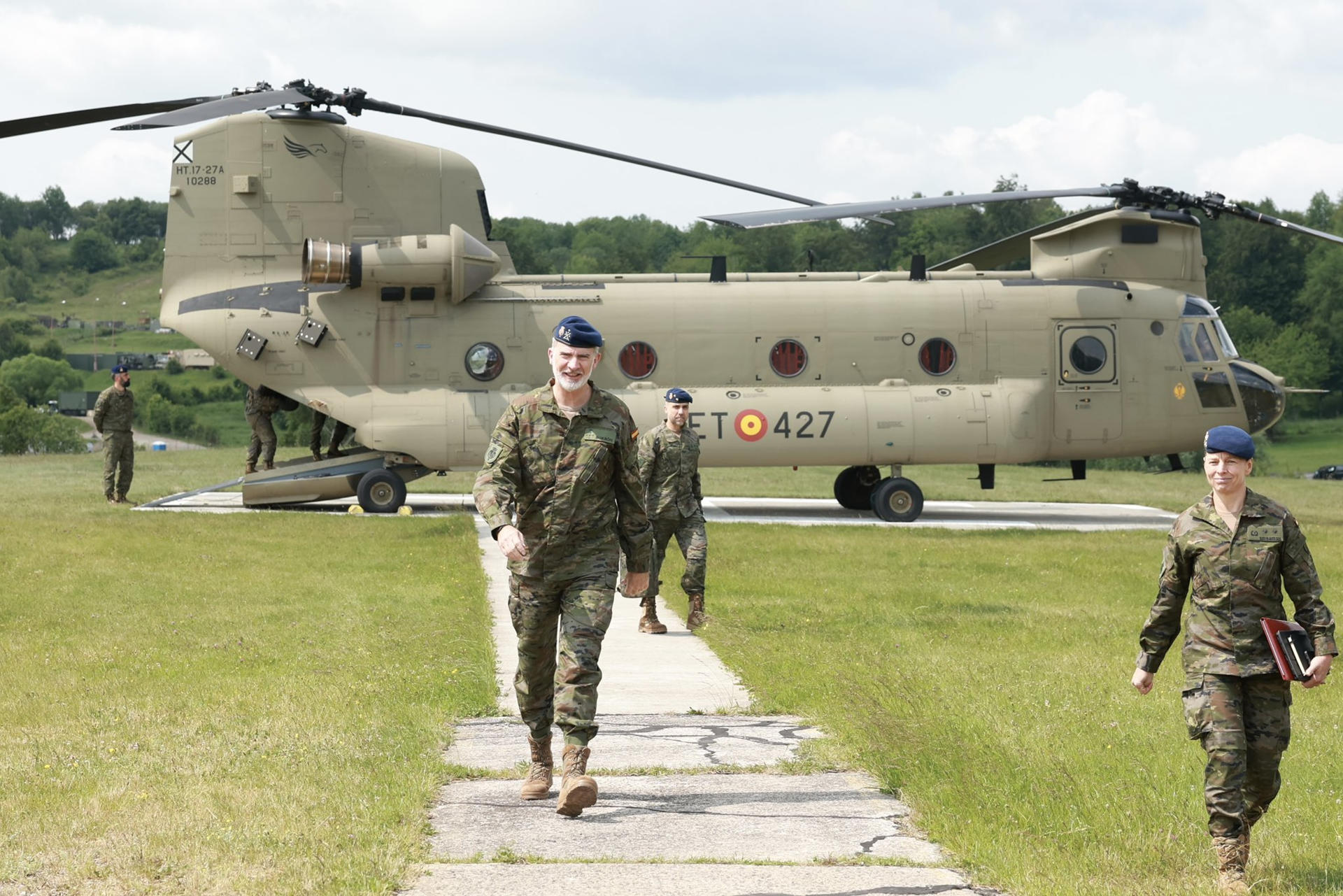 El rey Felipe VI a su llegada a la base de entrenamiento de Lest, en el sur de Eslovaquia, donde ha supervisado la capacidad de despliegue y operación del grupo de combate de la OTAN que España lidera en Eslovaquia, uno de los ocho de que dispone la Alianza en el llamado Flanco Este como medida disuasoria ante Rusia. EFE/ CASA S.M. EL REY/SOLO USO EDITORIAL/SOLO DISPONIBLE PARA ILUSTRAR LA NOTICIA QUE ACOMPAÑA (CRÉDITO OBLIGATORIO)