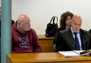 Roger Serafín (i), acusado del asesinato y violación de Elisa Abruñedo, vecina de Lavandeira, en septiembre de 2013 cuando salió a pasear, durante una sesión de su juicio en la Audiencia Provincial en A Coruña, este lunes. EFE/Cabalar