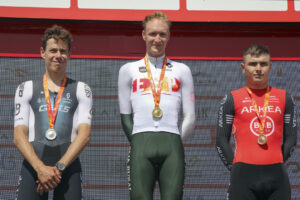 El catalán Abel Balderstone (c) (Caja Rural Seguros RGA) se proclamó este viernes campeón de España de contrarreloj al ser el mejor en la cronoescalada de Sierra Nevada, el también catalán David de la Cruz (i) (Q36.5 Pro Cycling Team) fue segundo, y el madrileño Raúl García Pierna (d) (Team Arkea ByB Hoteles) fue tercero, en la primera jornada de los Campeonatos de España de Ciclismo que se disputan hasta el domingo en Granada y su provincia. EFE/Pepe Torres.